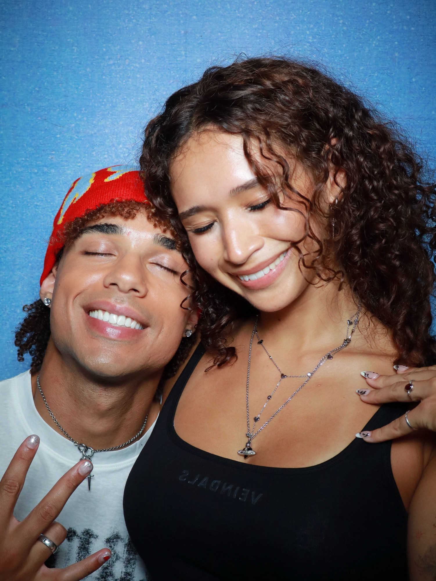 João and Thea smiling together in a photo booth